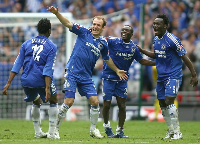 Robben, Mikel, SWP a Essien.jpg